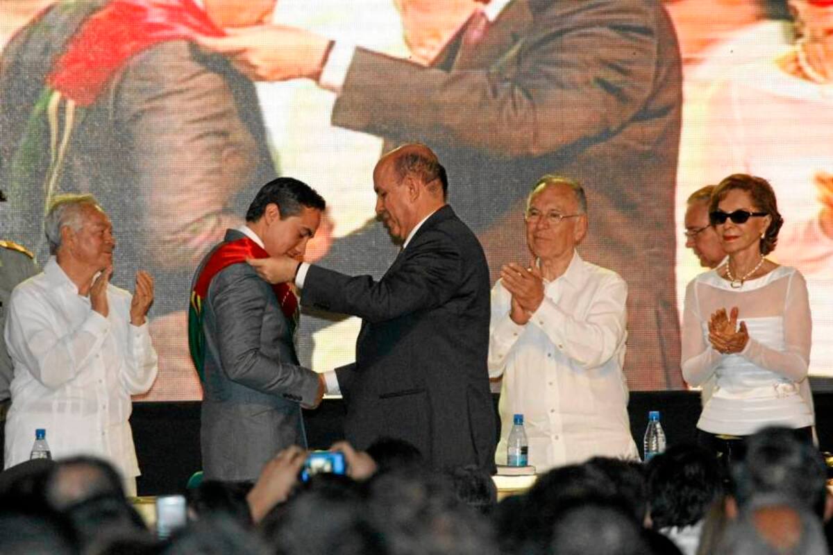El notario séptimo de Bucaramanga Héctor Elías Ariza fue el encargado de tomarle juramento y colocarle la banda a Richard Aguilar. (Foto: César Flórez / VANGUARDIA LIBERAL)