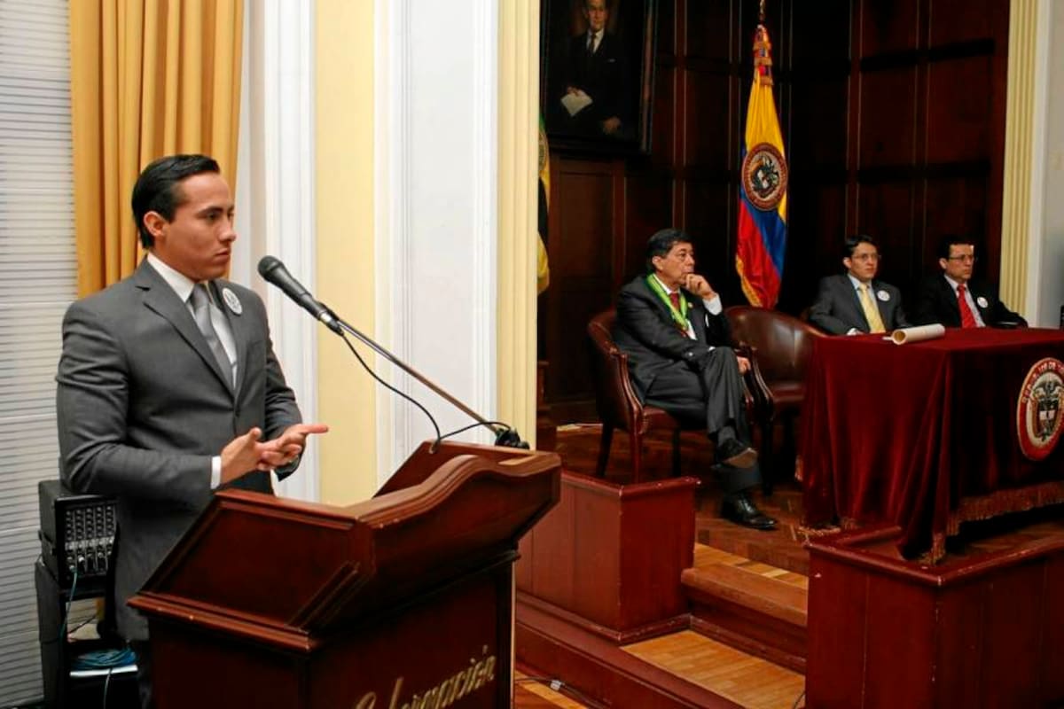 El Gobernador de Santander, Richard Aguilar Villa, presentó ayer el documento definitivo del Plan de Desarrollo Santander en Serio 2012-2015, con el que espera invertir $4,7 billones en los próximos cuatro años. (Foto: Suministrada/VANGUARDIA LIBERAL)