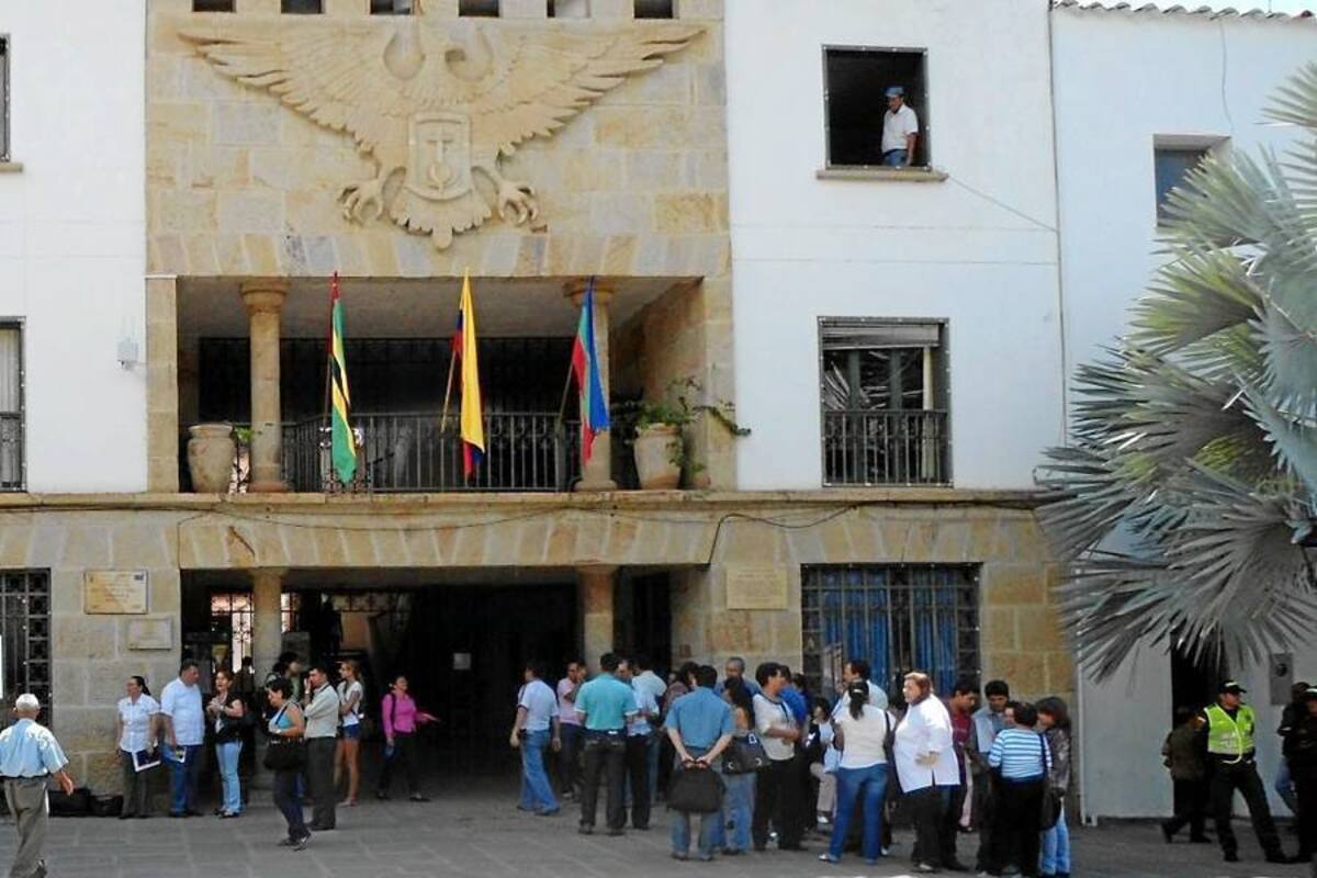 La Oficina del ISS, en San Gil está ubicada en el tercer piso de la Alcaldía y estará custodiada hasta nueva orden. (Foto: Nancy Acuña R /VANGUARDIA LIBERAL)