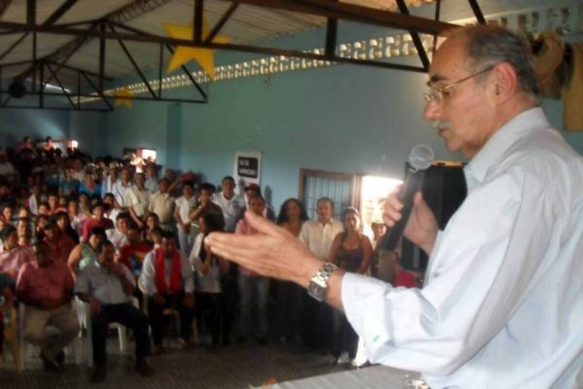 El Gobernador de Santander Horacio Serpa Uribe se reunió con los Güavateños para concretar el inicio de la pavimentación de la vía hacia Puente Nacional.(Foto: Nancy Acuña R / VANGUARDIA LIBERAL)
