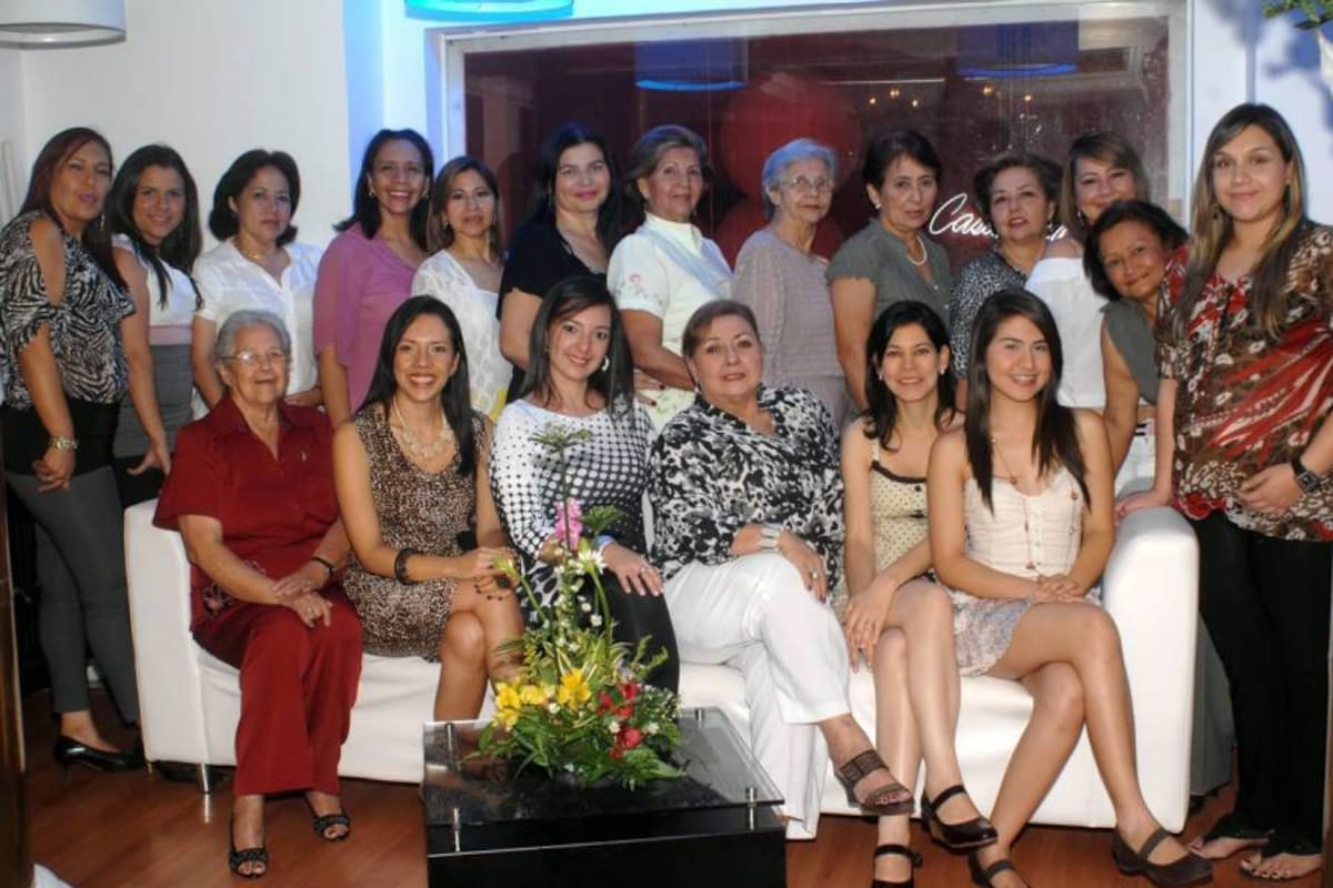 Sixta Elena de Otero, Sara Patricia Morales, Silvia Andrea Ardila Amado, María Teresa Amado, Mónica Calderón, Carolina Briseño, María Fernanda Morales, Yaneth Bautista, Martha Pinzón, Margarita Morales, Amparo Mora, Patricia Hernández, Cecilia Camacho, Carmen Rosa Amado, Inés Pinzón, Rosmira Montañéz, Leydi Avellaneda, Cecilia Pinzón y Claudia Salinas. (Foto: Jaime Del Río/VANGUARDIA LIBERAL)