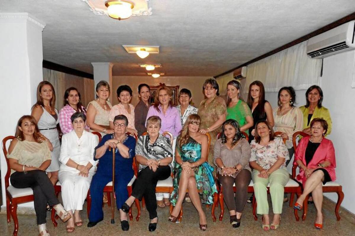 Alba Puentes, Elsa León, Ana de León, Gladis de Roa, Diana Roa, Ángela Rojas, Miriam Silva, Marina Rueda, Stella Acevedo, Milena Sánchez, Stella Lean, Mery Hernández, Elizabeth Rodríguez, Sugey de Londoño, Aida de Rodríguez, Tulia de Santos, Natalia Zúñiga, Laura Díaz, Tatiana Iglesipy y Janeth Villamizar. (Foto: Mauricio Betancourt / VANGUARDIA LIBERAL)