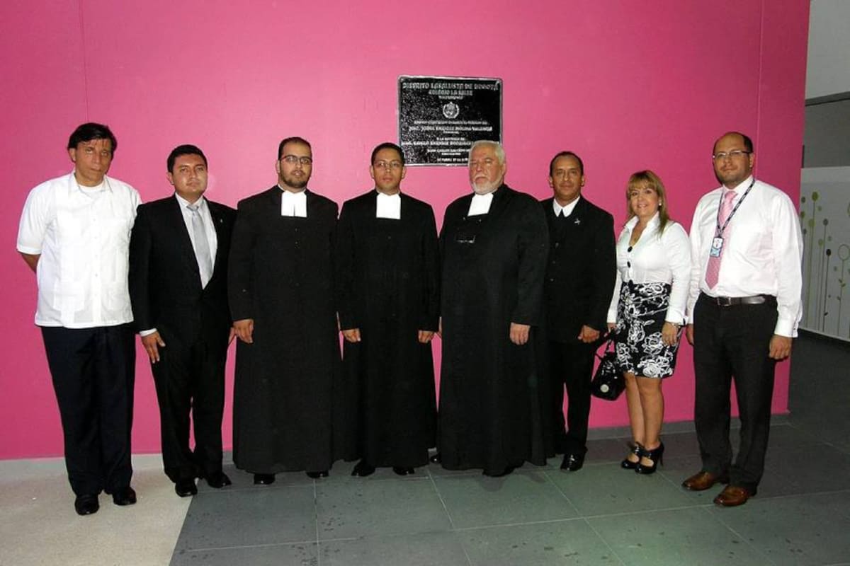 Hermano José Camilo Alarcón, hermano Camilo Andrés Vargas, hermano Iván Guillermo Fiallo, hermano Camilo Enrique Rodríguez Fernández, rector del Colegio La Salle; Jorge Enrique Molina Valencia, hermano José Gregorio Contreras, Xiomara Rodríguez y hermano Diego Mora. (Foto: Javier Gutiérrez/VANGUARDIA LIBERAL)