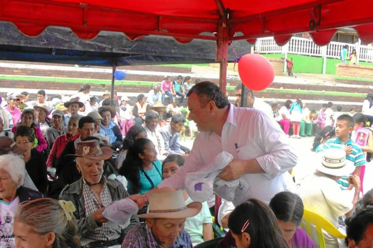 El alcalde de Florián, Néstor Vladimir Forero Niño, hizo entrega de detalles a los infantes de esta población y la gestora social, Nubia Ardila, estimuló a los adultos mayores, mediante un acto cultural y entrega de obsequios. (Foto: Suministrada /VANGUARDIA LIBERAL)