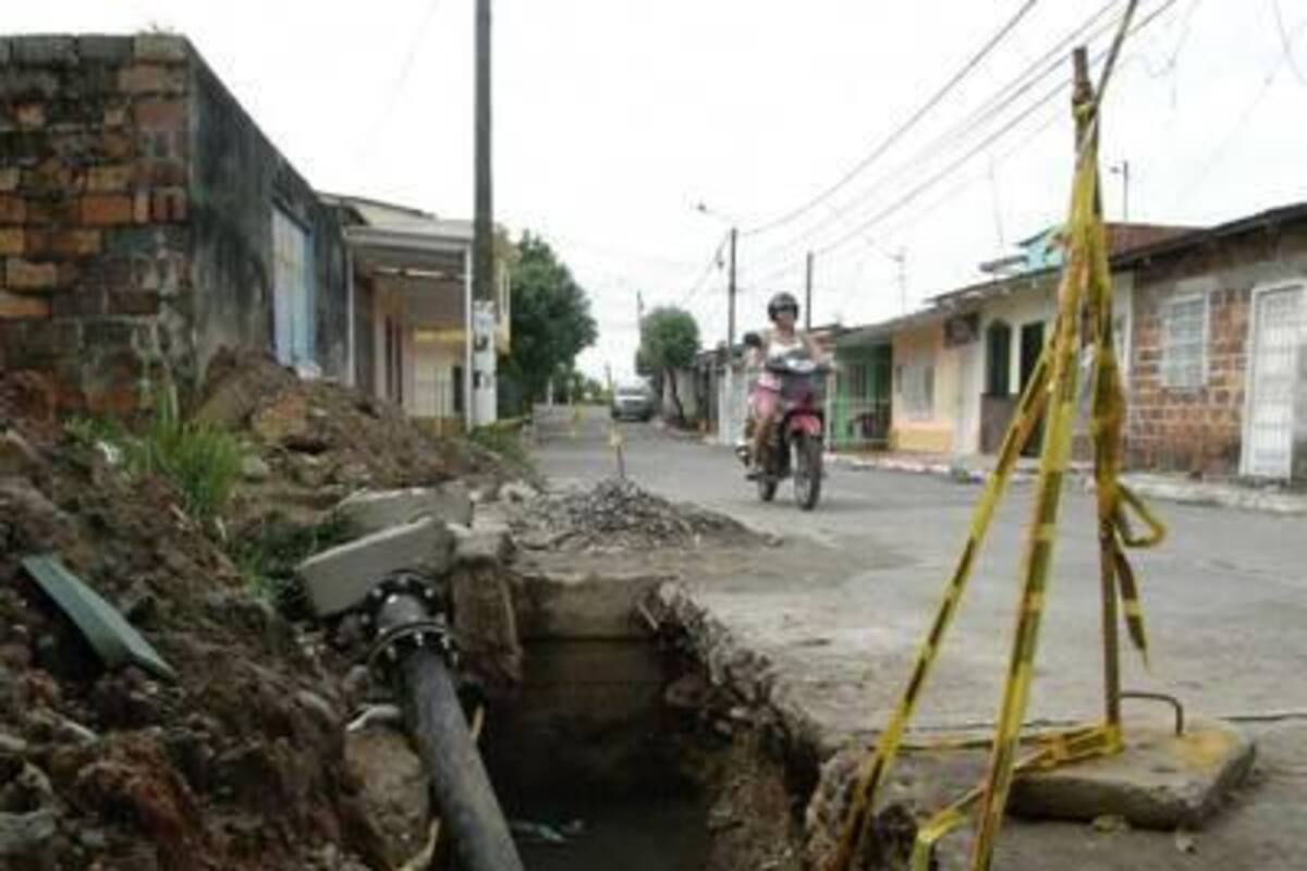 Sin señalización permanece este hueco hecho por el Consorcio Ruitoque, debido a obras de sectorización que se adelantan en el barrio Provivienda. El riesgo es evidente, tanto para los conductores como para los transeúntes que circulan por este sector. (Foto: Edgar Pernett/VANGUARDIA LIBERAL)