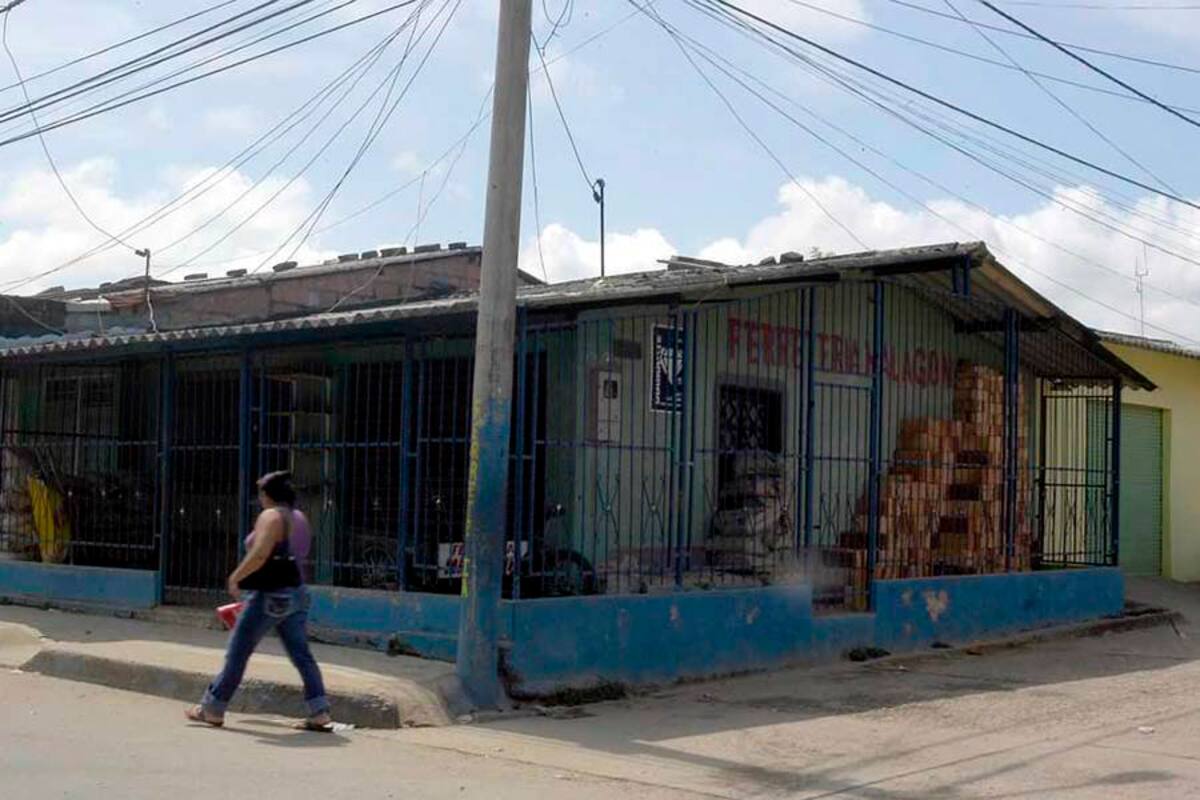 Hasta el interior de esta ferretería, delincuentes armados irrumpieron en el negocio e hirieron a su propietario. (Foto: Édgar Pernett/VANGUARDIA LIBERAL)