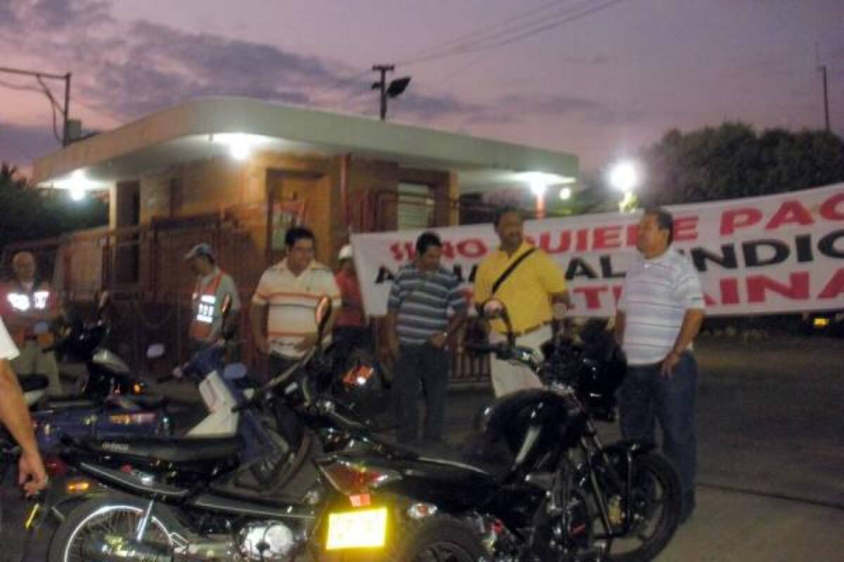 Varios empleados, sindicalistas y contratistas de la embotelladora de refrescos en Barrancabermeja se unieron al mitin organizado en todo el país.(Foto: Suministrada/Vanguardia Liberal )