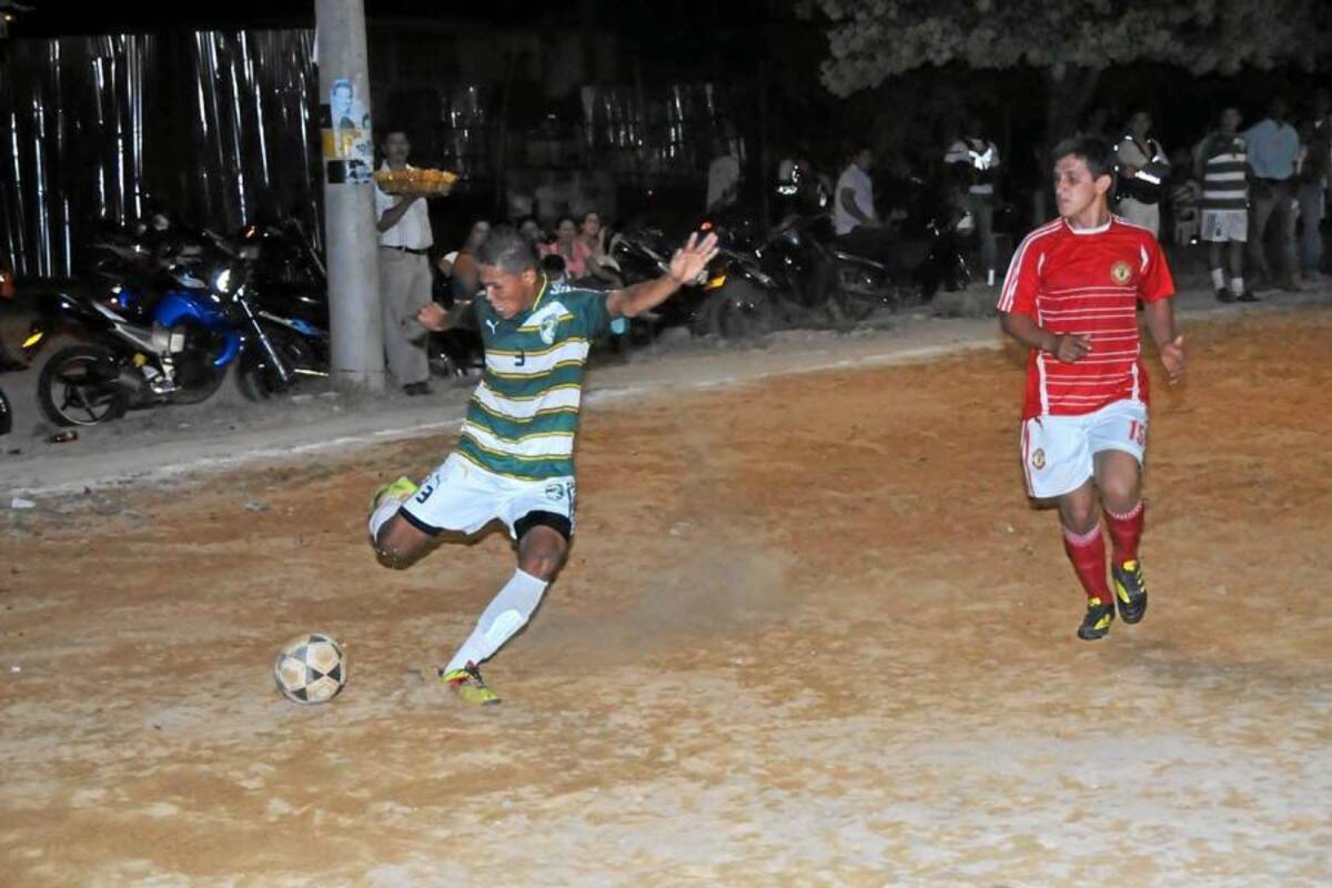 Con una goleada de 3-0 Los Homeros derrotó en la semifinal a Servinicke. (Foto: Ricardo Pérez/VANGUARDIA LIBERAL)
