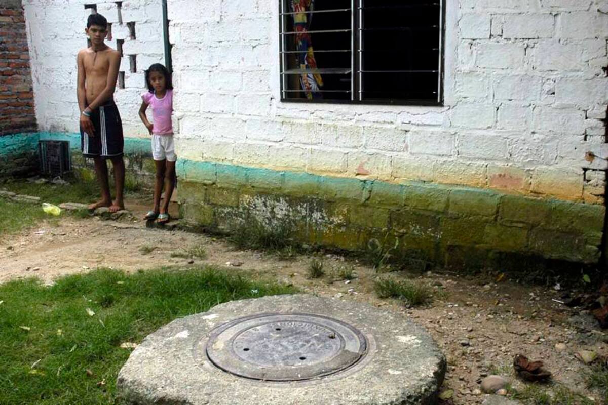 La familia de Fanny España ha tenido que soportar durante varios años los malos olores procedentes de este manjol que está ubicado a un metro de la entrada de una de las viviendas. (Foto: Edgar Pernett/VANGUARDIA LIBERAL)