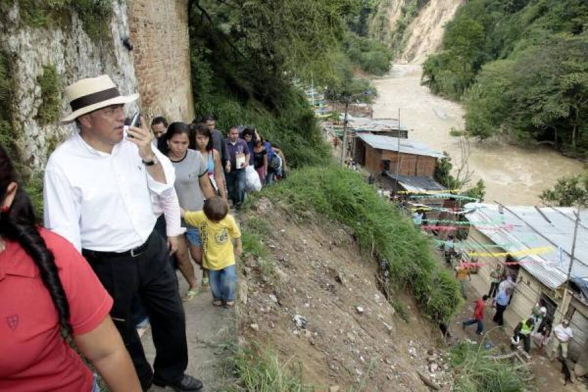 El alcalde de Bucaramanga, Fernando Vargas Mendoza recorrió las zonas afectadas por el invierno. Él mismo comprobó el riesgo que corren algunas familias al insistir en vivir en inmediaciones del Río de Oro.(Foto: / VANGUARDIA LIBERAL)