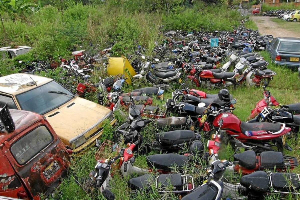 En los patios de la Dirección de Tránsito de Bucaramanga reposan carros y motos desde hace más de una década. Sin embargo, la capacidad de este lugar aún permite que se sigan reteniendo automotores por órdenes de captura, accidentes de tránsito, transporte informal, estacionamientos en sitios prohibidos, documentación incompleta, entre otras. (Foto: Javier Gutiérrez / VANGUARDIA LIBERAL)