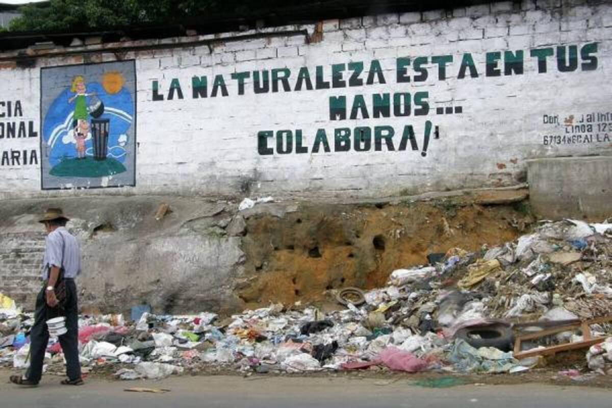 Una controvertida licitación que, al parecer se adjudicaría mañana, contemplará entre otras cosas la construcción de aceras y áreas para la basura en algunos sectores de Bucaramanga. Una de ellos se adecuará en este sector, situado en la entrada del barrio La Independencia, adscrito a la Comuna Norte. (Foto: Fotografía: Jaime Del Río /VANGUARDIA LIBERAL)