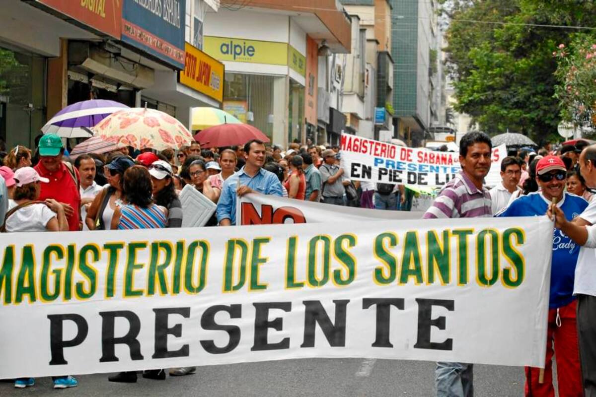 Docentes oficiales salieron a marchar por cuarta vez en el año (Foto: Nelson Díaz / VANGUARDIA LIBERAL)