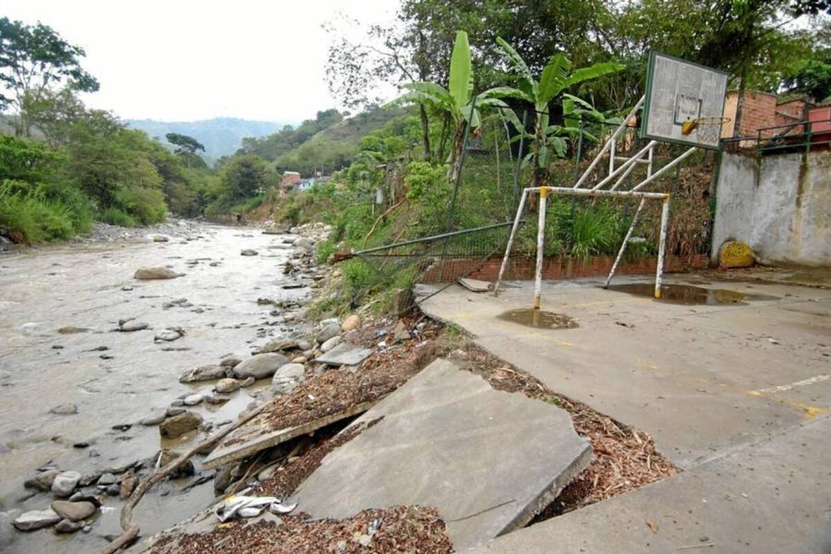 Esto es solo una muestra de los daños que ha causado el Río Suratá en el barrio Villa Helena, en el norte de la ciudad. (Foto: Archivo/VANGUARDIA LIBERAL)