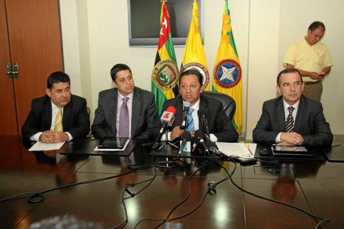 La decisión de prorrogar la “Emergencia Sanitaria” fue anunciada en la tarde de ayer durante una rueda de prensa liderada, en el quinto piso de la Alcaldía, por el jefe del Gobierno Local, Luis Francisco Bohórquez Pedraza. Junto a él estuvieron los siguientes mandatarios metropolitanos: Héctor Josué Quintero, de Girón; Néstor Fernando Díaz Barrera, de Floridablanca; y Ángel de Jesús Becerra Ayala, de Piedecuesta. (Foto: Suministrada: Adolfo Herrera / VANGUARDIA LIBERAL)