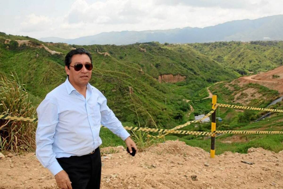 El alcalde de Bucaramanga, Luis Francisco Bohórquez Pedraza recorrió la nueva celda de El Carrasco en donde se arrojará la basura durante los próximos 18 meses. (Foto: Suministrada: Adolfo Herrera / VANGUARDIA LIBERAL)