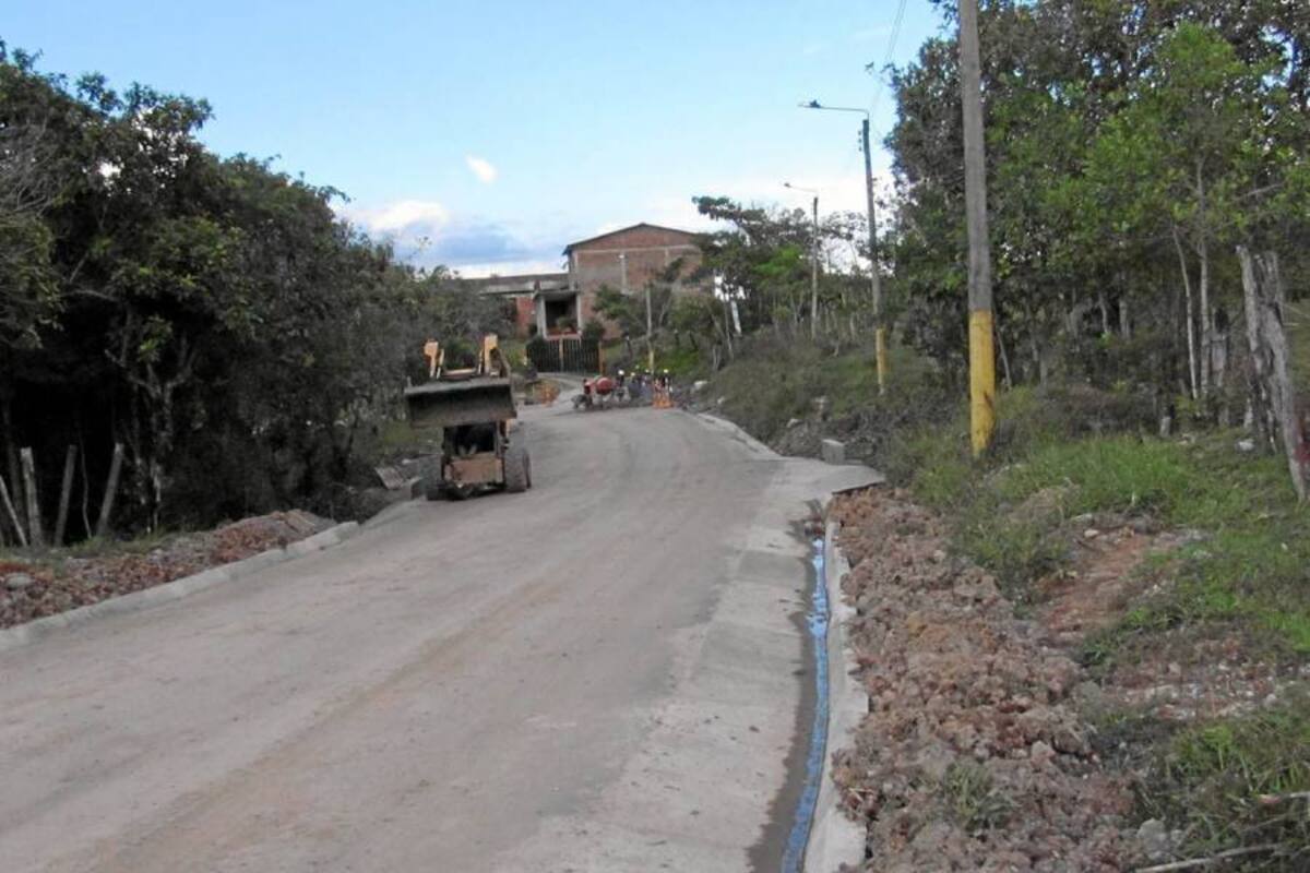 Aspectos de la pavimentación Hato- Palmar, financiada por el gobierno departamental, que lleva el 35% de ejecución. (Foto: Suministrada/VANGUARDIA LIBERAL)