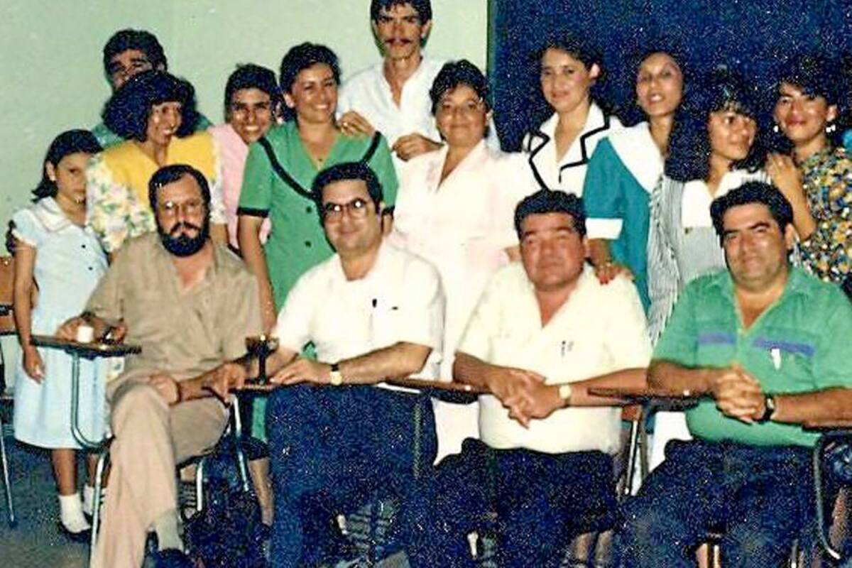 Recuerdo de 1980. En la imagen aparecen sentados, de izquierda a derecha, Rafael Leon ardo Ortiz Corredor (q.e.p.d), Luis Alfonso Pimiento Rangel, Alfonso Hernández y José del Carmen Rangel, educadores de la Universidad Libre Seccional Socorro, durante la celebración del Día del Maestro, en un salón de clase. (Foto: Suministrada/VANGUARDIA LIBERAL)