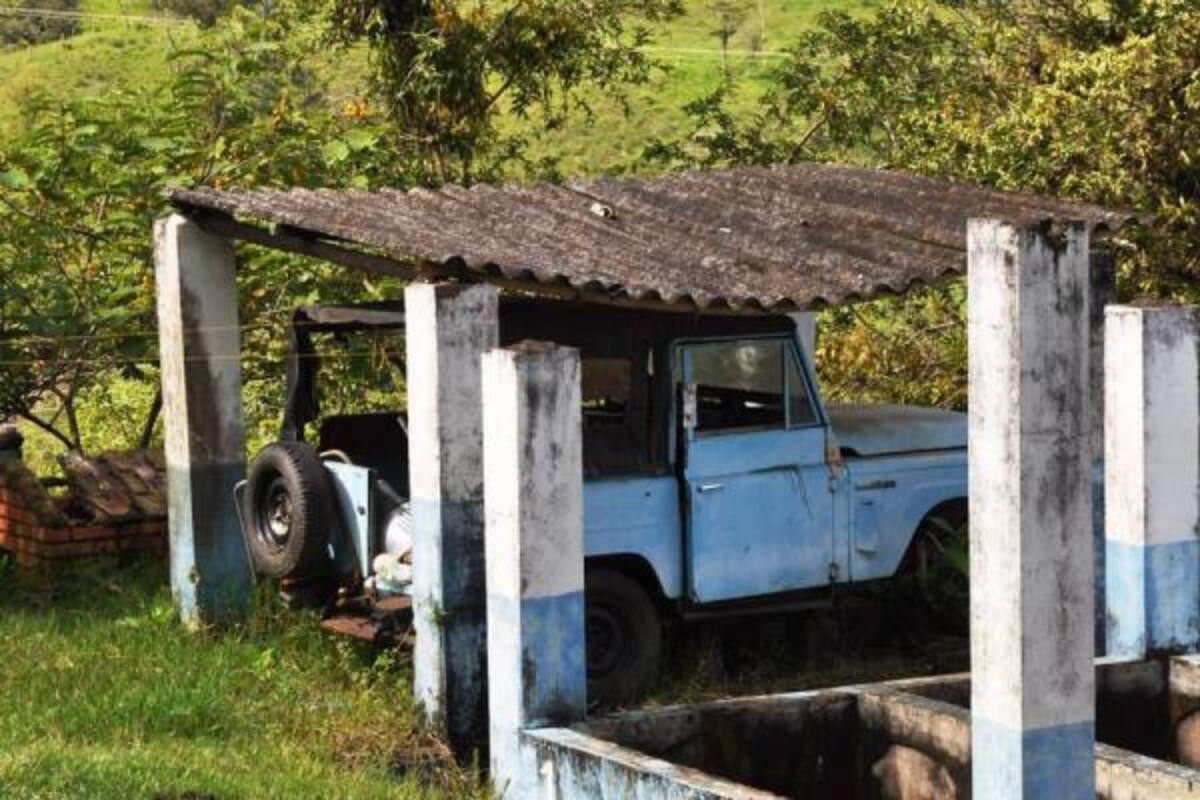 Totalmente desvalijado se encuentra el campero que fue dejado en óptimas condiciones, y hoy ya no existe sino chatarra. (Foto: Luis Fernando Martínez V./VANGUARDIA LIBERAL)