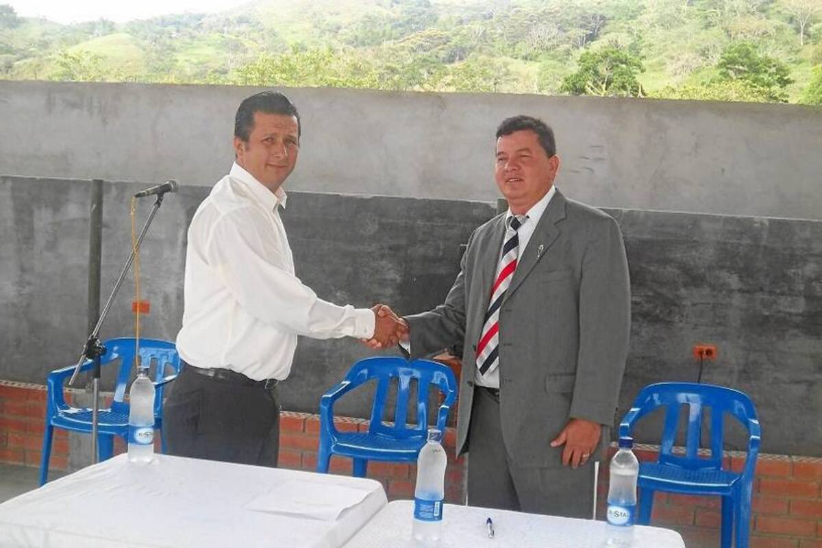 En la imagen, a la izquierda el alcalde de Chima Nelson Cadena Acuña, estrecha la mano del ejecutivo saliente, Luis Carlos Figueroa Velásquez. (Foto: Suministrada/VANGUARDIA LIBERAL)