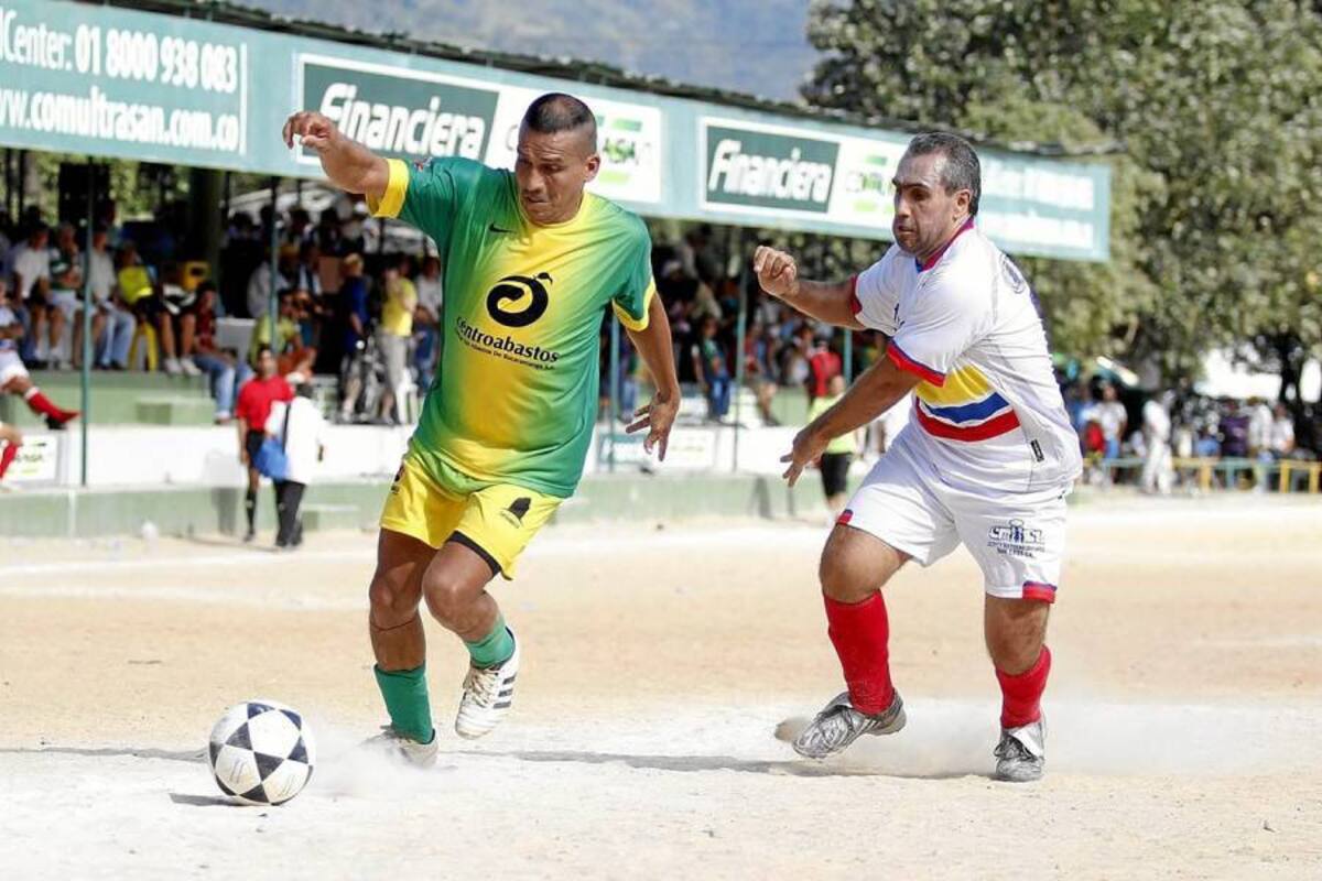 Partido intenso y arduamente disputado, así fue el duelo disputado entre los equipos de Hecho en Colombia - Fitec y Centroabastos – Districostos, que se saldó con victoria del primero por 1 – 0, en el marco de la primera fecha de la XIII Copa de Campeones – Financiera Comultrasan que se desarrolla en la cancha El Bueno. (Foto: Javier Gutiérrez Pieruccini / VANGUARDIA LIBERAL)