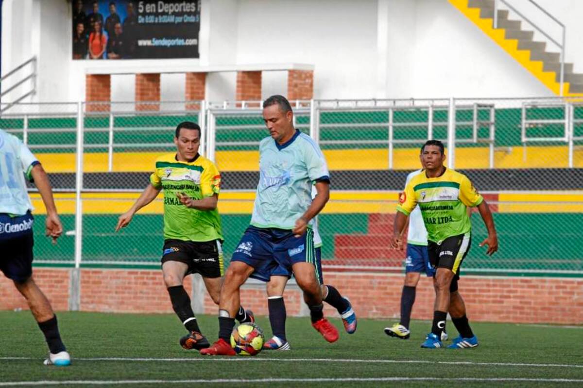 El partido entre Águila Tercer Tiempo y la selección Barrancabermeja dejó como ganador al primero, que se impuso de manera clara por 5 – 1 a su rival de turno, que ajustó su tercera derrota en línea en el Torneo de la Cancha Marte en categoría veteranos. (Foto: Nelson Díaz / VANGUARDIA LIBERAL)