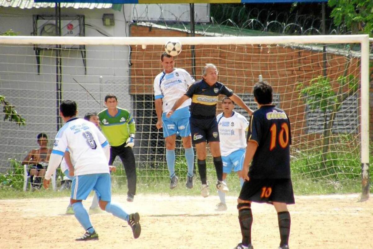 La Selección Kennedy (blanco) dejó escapar la posibilidad de coronarse campeón anticipadamente tras empatar 0 – 0 frente a Darvirepuestos en la cuarta fecha del IV Hexagonal Sénior Máster de Fútbol, que se juega en el Mutis. (Foto: Javier Gutiérrez, VANGUARDIA LIBERAL)