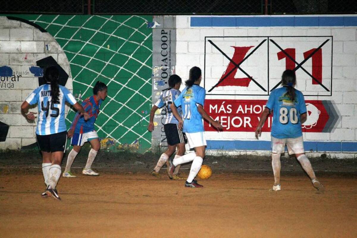 Cumplidas dos jornadas de la Copa Telmex de Fútbol Femenino, Reina Sofía de Grecia y la selección Santander sub 18 son los candidatos a disputar la final. (Foto: Mauricio Betancourt / VANGUARDIA LIBERAL)