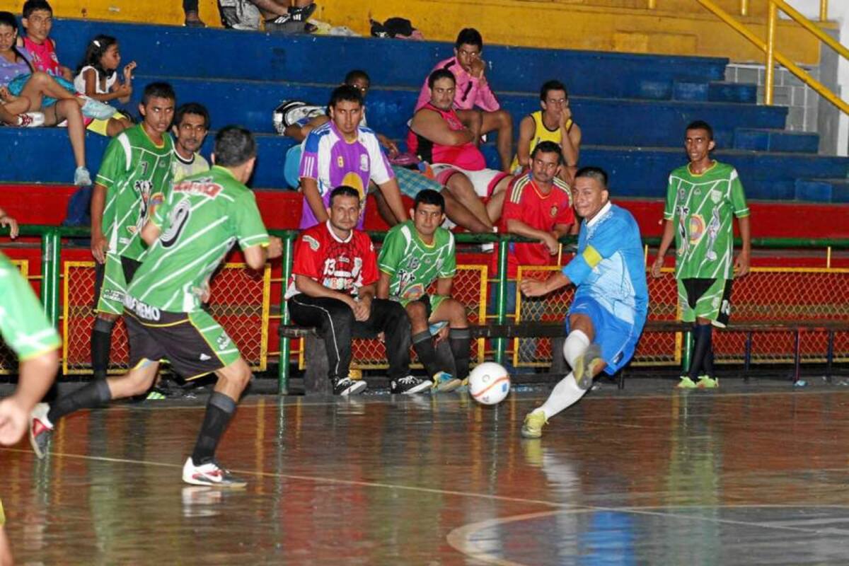 Manuela Beltrán A (verde) derrotó desde el punto penalti 3 – 1 al Combo de Wilson (azul) y se proclamó campeón del 13° Torneo Metropolitano de Microfútbol. (Foto: Nelson Díaz / VANGUARDIA LIBERAL )
