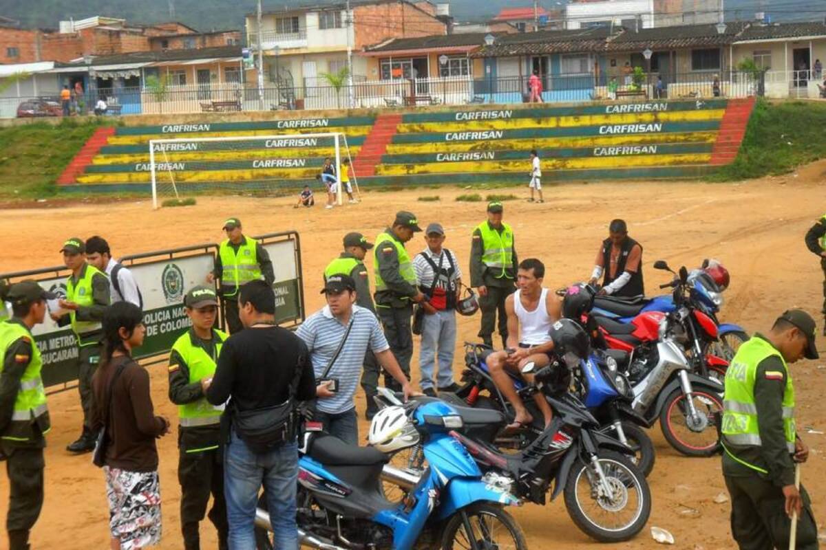 Los uniformados también establecieron puesto de control en los barrios El Carmen, Villa Alcázar y Prados del Sur. (Foto: Suministrada/VANGUARDIA LIBERAL)