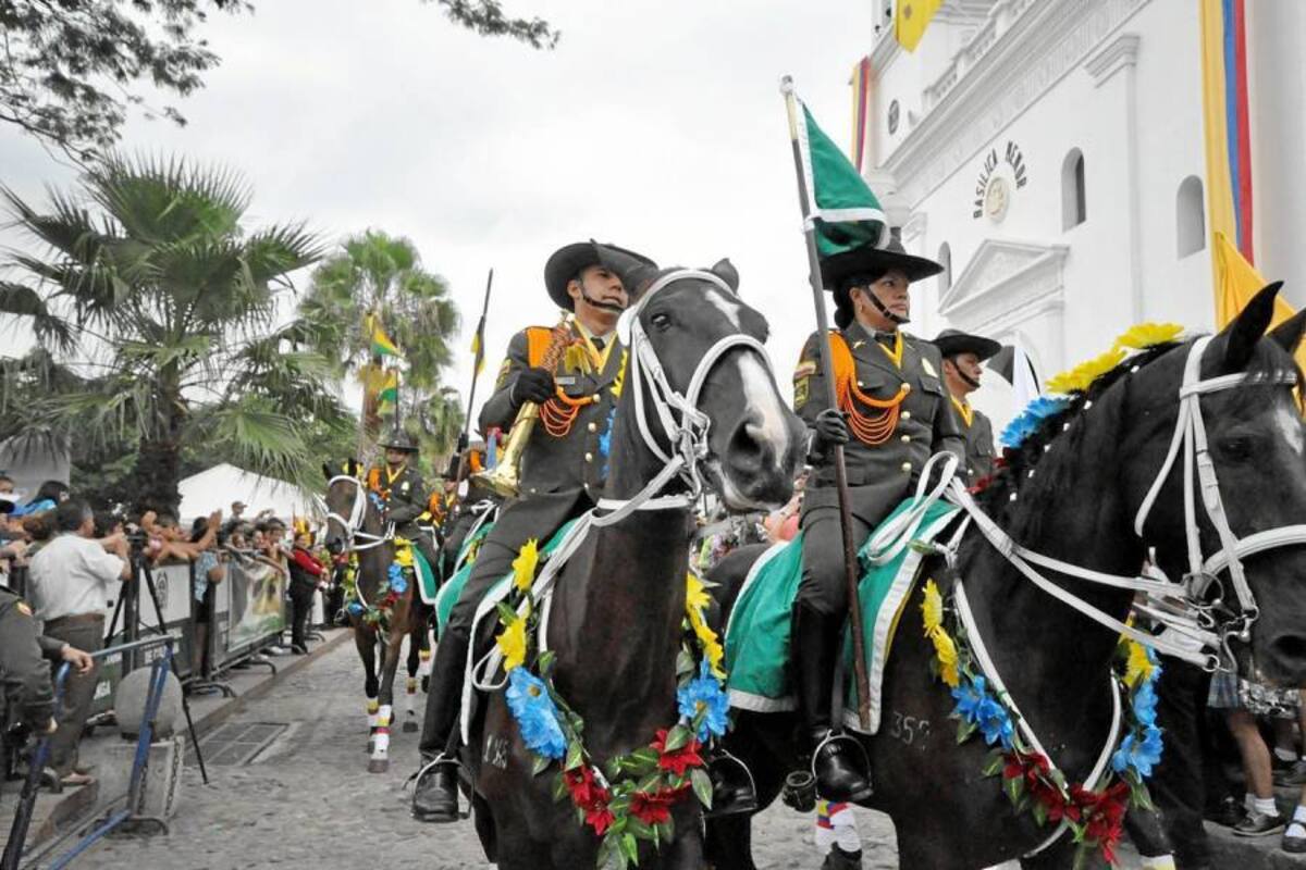 El desfile militar engalanó la celebración de los 202 años del Grito de Independencia de Girón. (Foto: Mauricio Betancourt/VANGUARDIA LIBERAL )