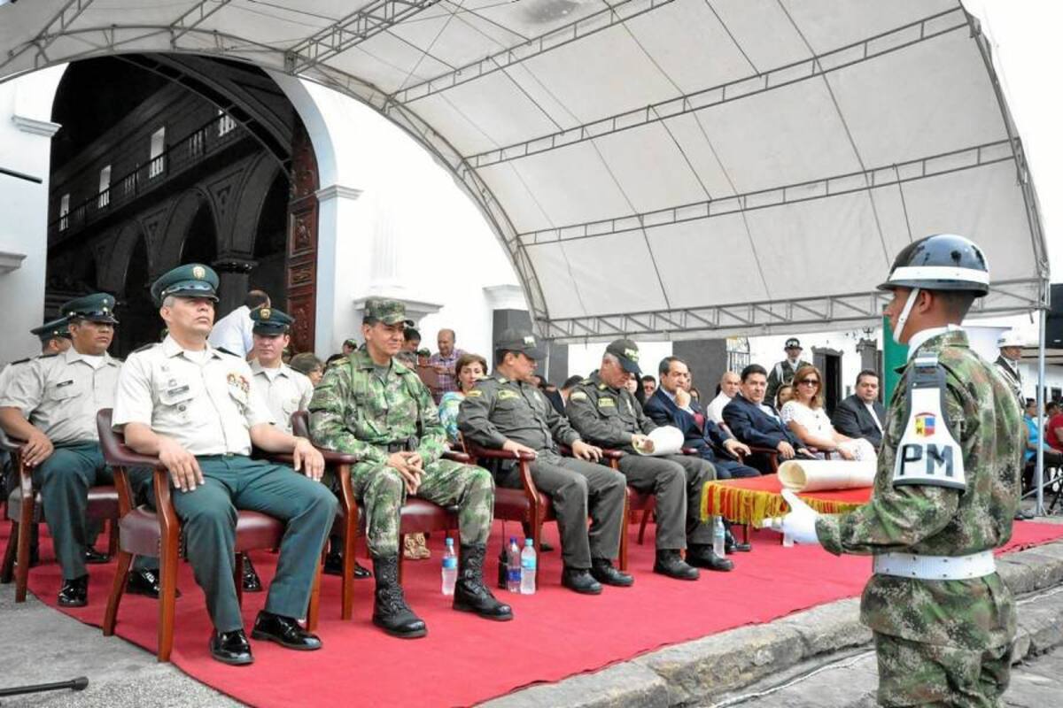 La ceremonia central, que se llevó a cabo en el parque principal, contó con la participación de los altos mandos policiales y militares. (Foto: Mauricio Betancourt/VANGUARDIA LIBERAL )