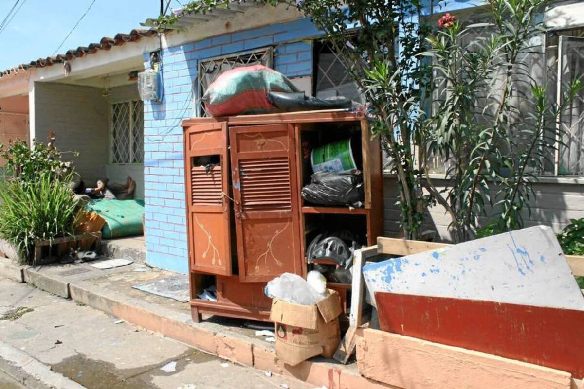 Constantemente a la casa son llevados objetos inservibles que se convierten en refugio de roedores. (Foto: Mauricio Betancourt/VANGUARDIA LIBERAL )