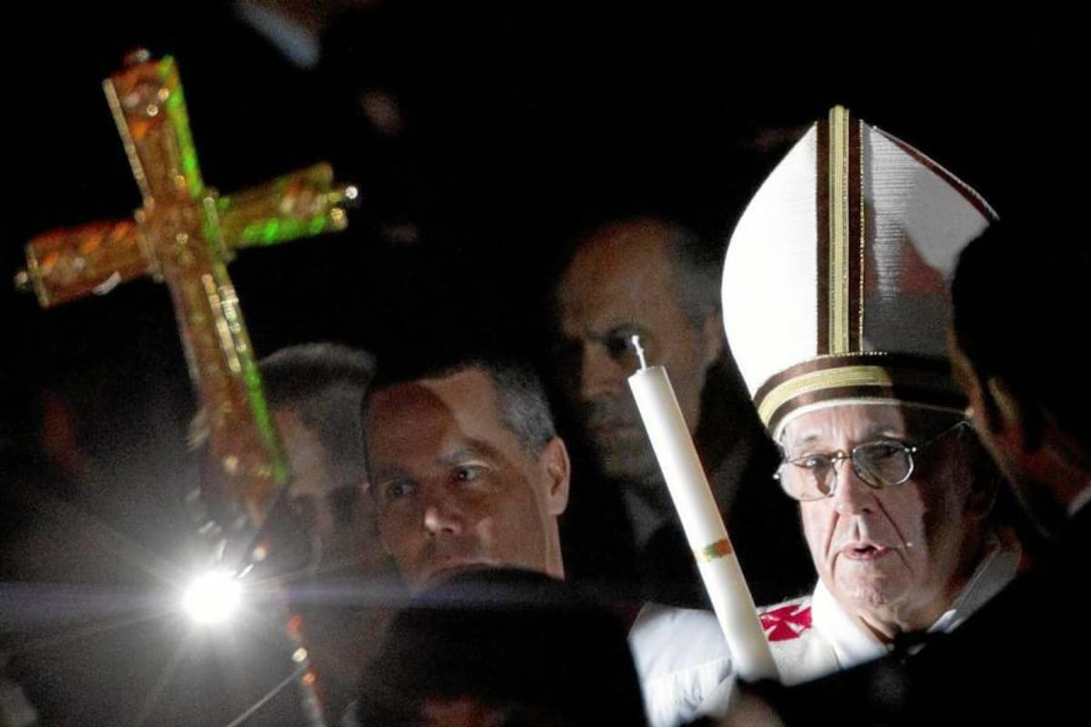Siguiendo una tradición de la Iglesia primitiva, en la que los catecúmenos (adultos que aspiran al bautismo) eran bautizados en la noche de la Vigilia Pascual, Francisco, revestido con ornamentos blancos, administrará los tres sacramentos de la iniciación cristiana a los cuatro catecúmenos adultos. (Foto: EFE/VANAGUARDIA LIBERAL )