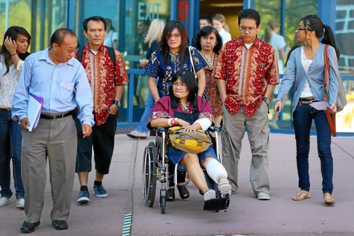 Rita Paulina, quien resultó herida durante el tiroteo en un cine salía ayer con su familia de la corte en Centennial, Colorado, luego de que James Holmes fuera acusado formalmente por la matanza. (Foto: AFP / VANGUARDIA LIBERAL)