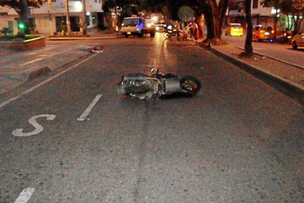 Según la Policía la víctima se movilizaba en la motocicleta QBT-65B, la cual, por razones desconocidas, se estrelló contra el separador de la vía. (Foto: Suministrada/VANGUARDIA LIBERAL)