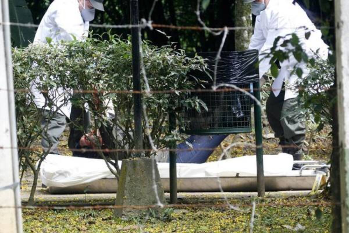 El cuerpo de la mujer quedó tendido en el sendero de entrada del parque Ecológico La Flora. La Sijín hizo el levantamiento del cadáver. (Foto: Marco Valencia/VANGUARDIA LIBERAL )