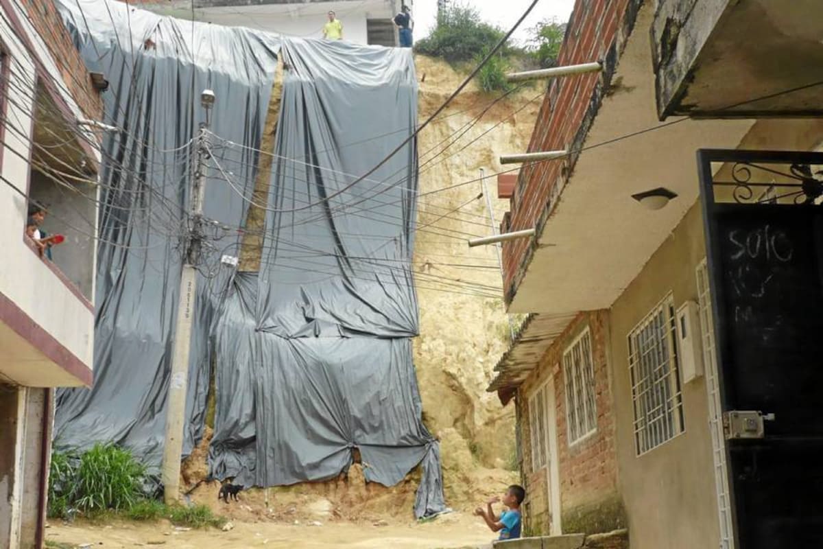 El terreno inclinado de Villa de San Pedro, parte alta, amenaza con derrumbarse en cualquier momento. (Foto: Liliana Carvajal/VANGUARDIA LIBERAL )