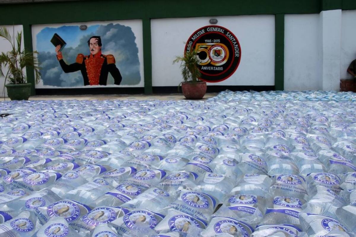 Las bolsas de agua potable partieron ayer, rumbo a la zona de la Alta Guajira. (Foto: / VANGUARDIA LIBERAL)