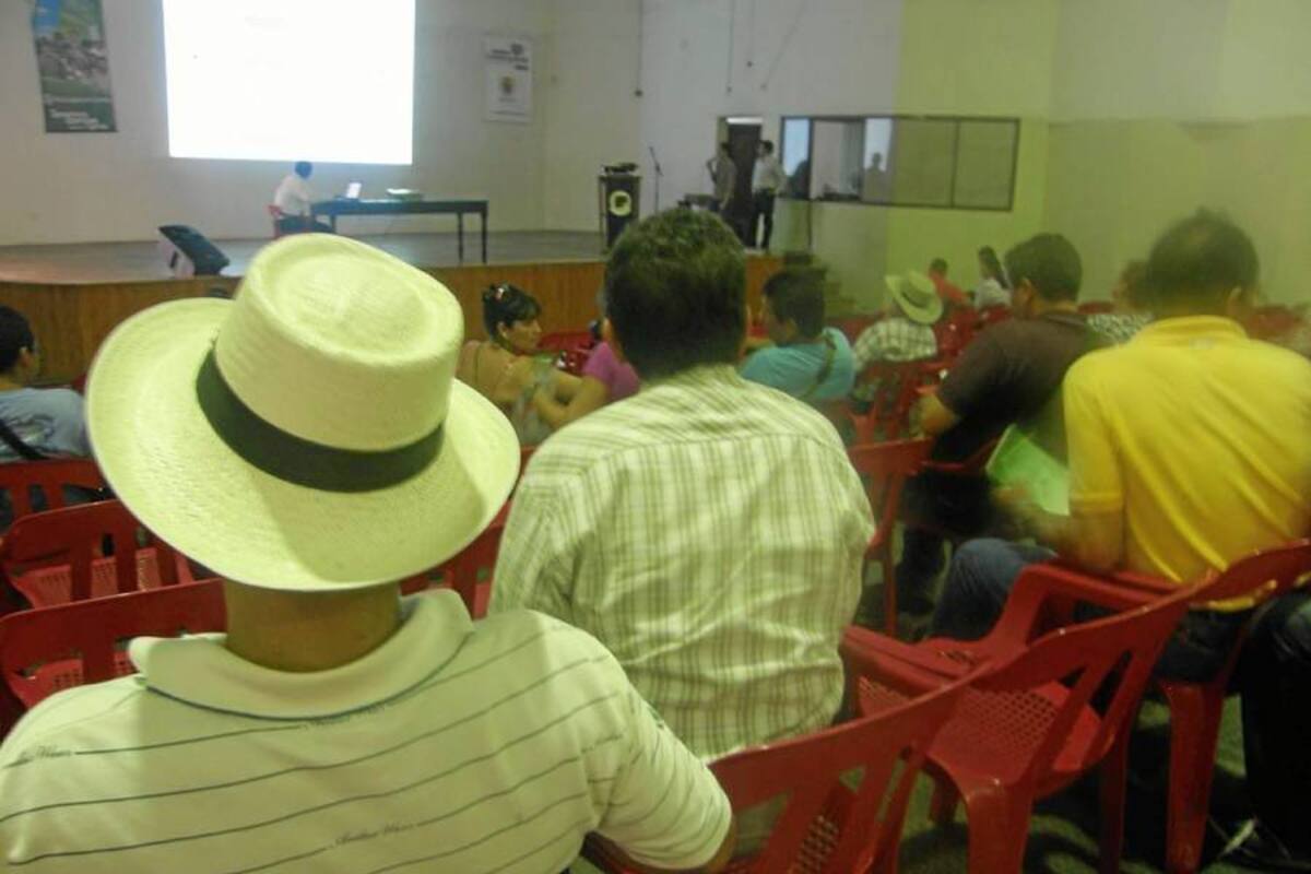 En el centro cultural se llevó a cabo un foro sobre las normas sanitarias, vacunación y comercialización animal promovido por el Gobierno Municipal (Foto: Édgar Omar Bustos A/ VANGUARDIA LIBERAL )