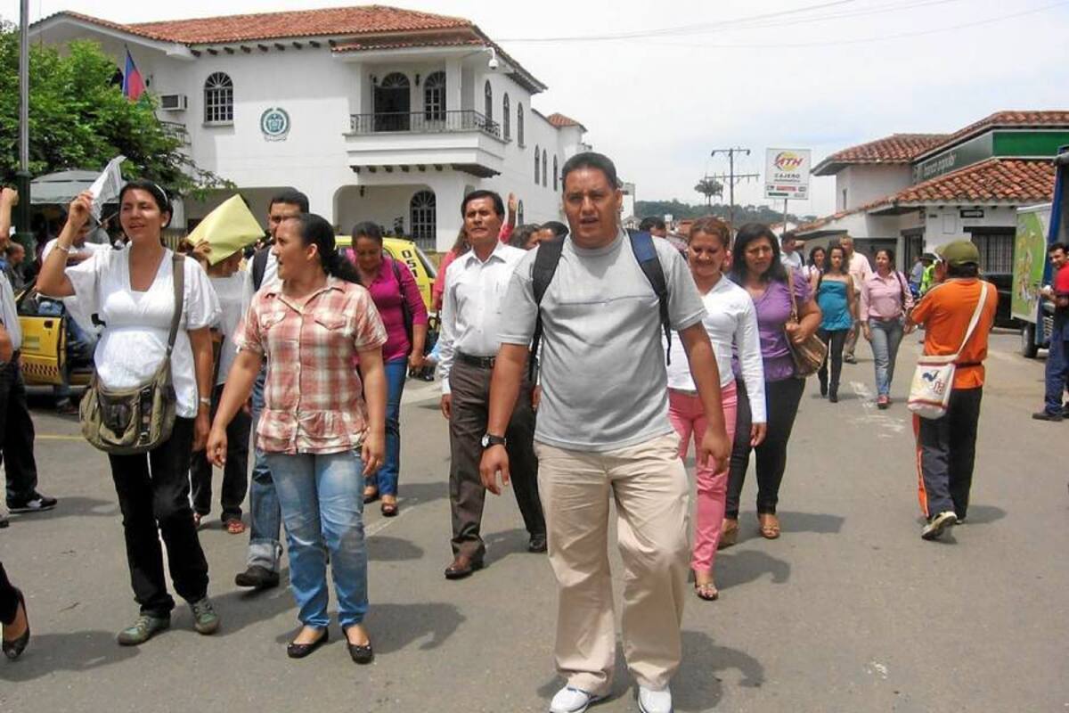 A la masiva movilización en Socorro se unieron educadores de esta ciudad, Confines, Palmas del Socorro y Oiba. (Foto: Nancy Gómez Cala /VANGUARDIA LIBERAL )