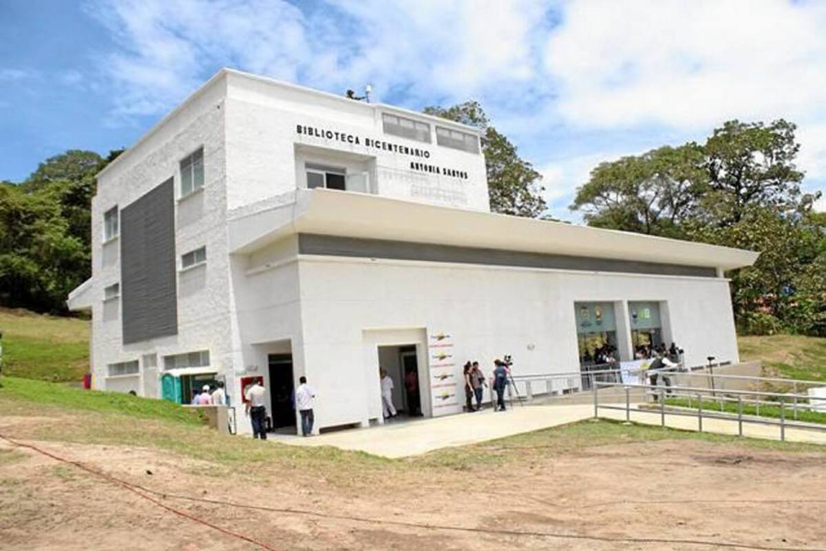 La Biblioteca, que está situada en el barrio Bicentenario Quinta Etapa del Socorro, requerirá inversión en vías de acceso, aspecto que será cubierto próximamente por la Alcaldía, según lo anunció el ejecutivo municipal Humberto Corzo Galvis. (Foto: Suministrada/VANGUARDIA LIBERAL)