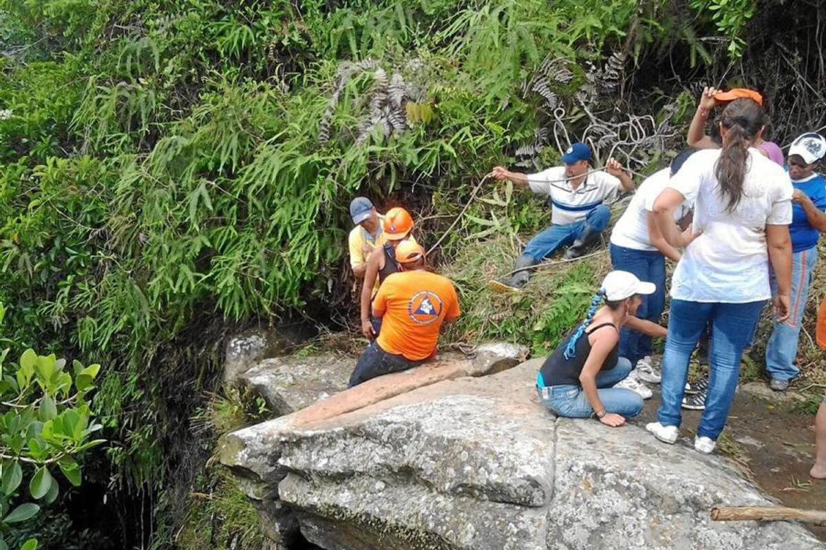 A raíz de los hechos ocurridos en la vereda Carare, un grupo de jóvenes y adultos de Guadalupe se interesó en integrar la Defensa Civil. Fueron capacitados en teoría y práctica de primeros auxilios y de descenso en la ladera de la quebrada Las Gachas. (Foto: Suministrada /VANGUARDIA LIBERAL )