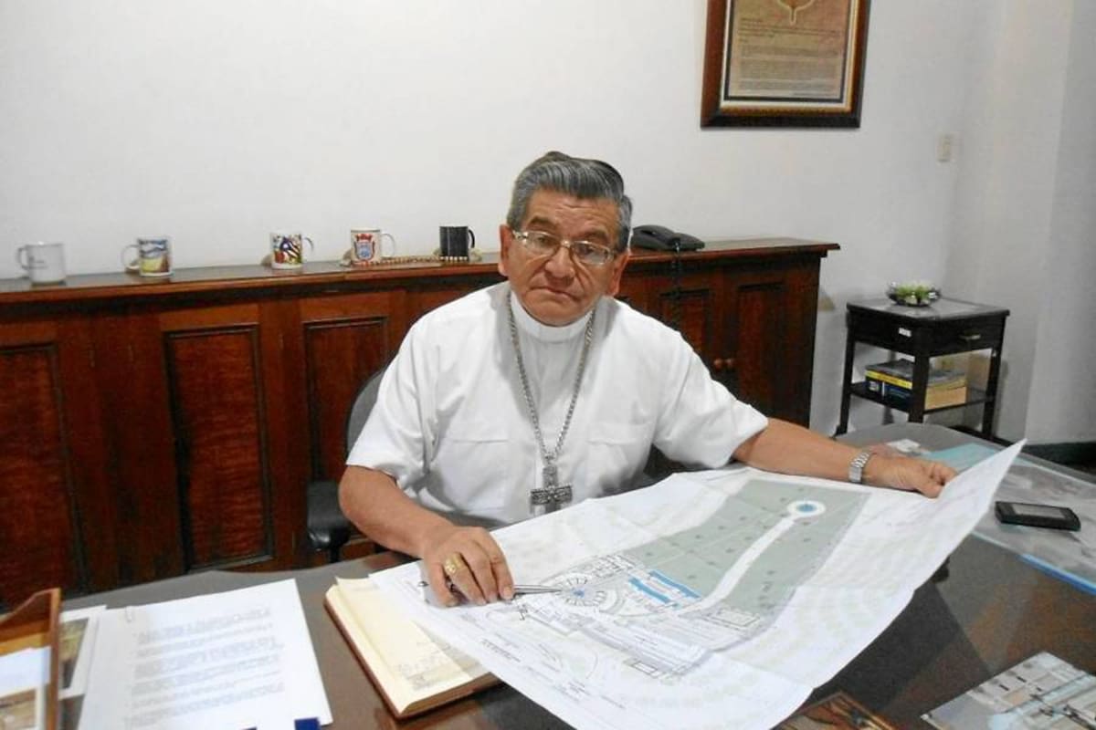 Monseñor Carlos Germán Mesa Ruiz, obispo de la Diócesis de Socorro y San Gil, afirma que se trabaja en los trámites necesarios para la construcción de un nuevo cementerio en San Gil. (Foto: Nancy Acuña R / VANGUARDIA LIBERAL)