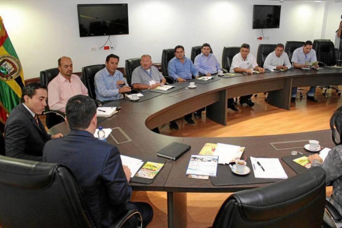Reunión que sostuvo recientemente el Gobernador de Santander, Richard Aguilar Villa, con 16 alcaldes de la Provincia de Vélez, donde se definieron metas y proyectos de la Adel Vélez, y otros aspectos relacionados con el desarrollo de la agro industria del bocadillo. (Foto: Suministrada/VANGUARDIA LIBERAL)