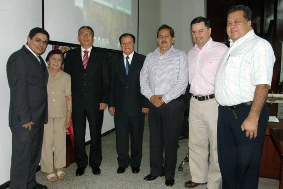 Julio Cesar Ruiz Castellanos, Lucila Castellanos de Ruiz, Carlos Alberto Morales, Henry Zapata, Henry Vargas, Diego Fernando Mendoza y Dionisio Arias. (Foto: Javier Gutiérrez/VANGUARDIA LIBERAL )