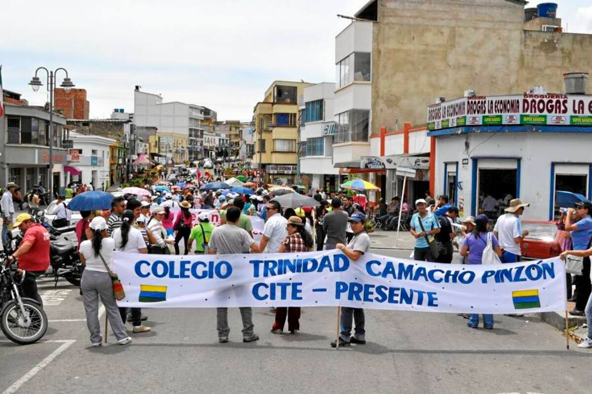 Marcha que realizaron los educadores de la Provincia de Vélez, dentro del paro programado de 24 horas por incumplimientos de Gobierno Nacional. (Foto: Luis Fernando Martínez Vargas. /VANGUARDIA LIBERAL)