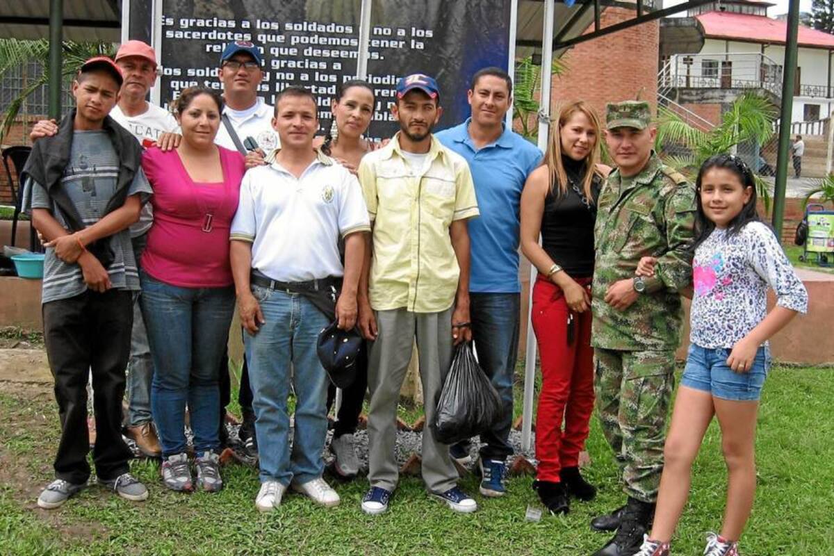 Tareas de atención a habitantes de calle que permanentemente realiza el grupo Jets, y el Distrito Militar No 49 de Barbosa. (Foto: Luis Fernando Martínez Vargas/VANGUARDIA LIBERAL)