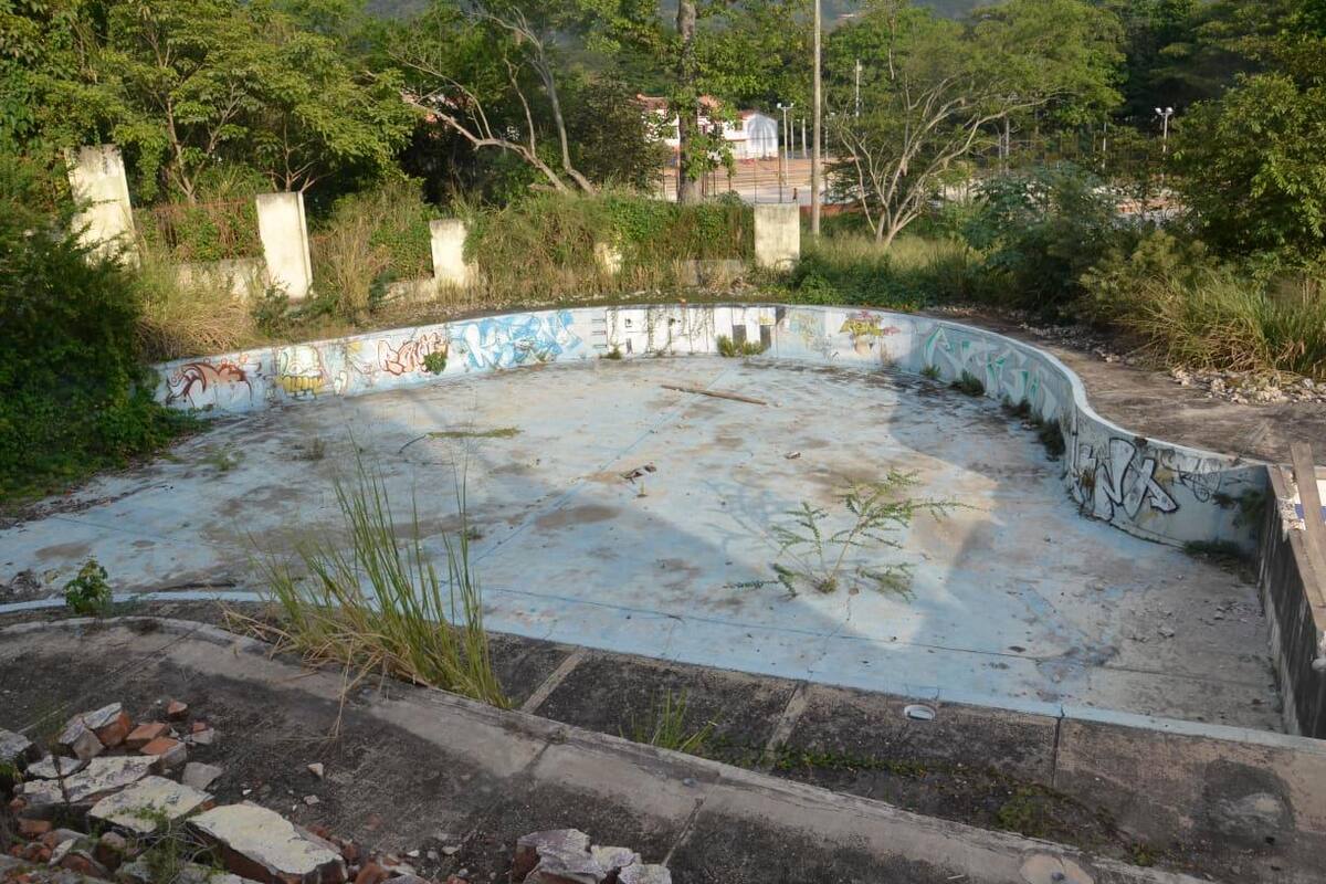 El Centro Deportivo se llevaría a cabo en un predio que lleva más de una década en abandono. Para iniciar fue necesario el traslado de las redes de alcantarillado pluvial y sanitario. (Foto: Fabián Hernández / VANGUARDIA)