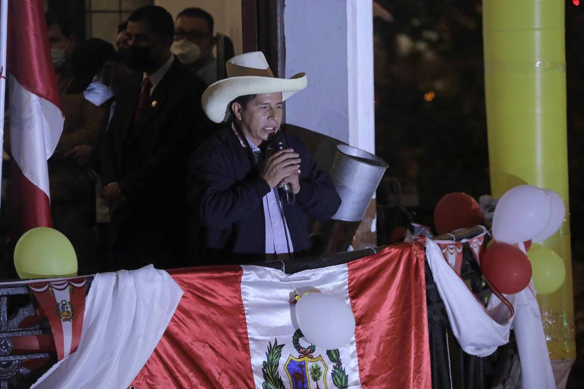 Según el último reporte oficial, el candidato del partido izquierdista Perú Libre ha recibido hasta el momento 50,23 % de los votos válidos (8.596.896) contra el 49,77 % (8.518.159) de la candidata del partido derechista Fuerza Popular.